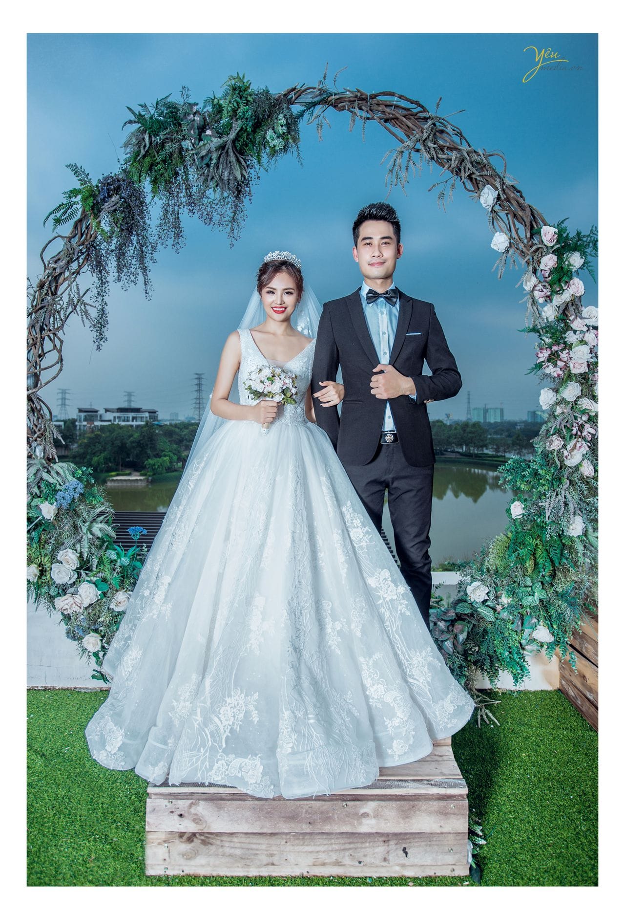 ảnh chụp cô dâu chú rể đứng trước cổng hoa