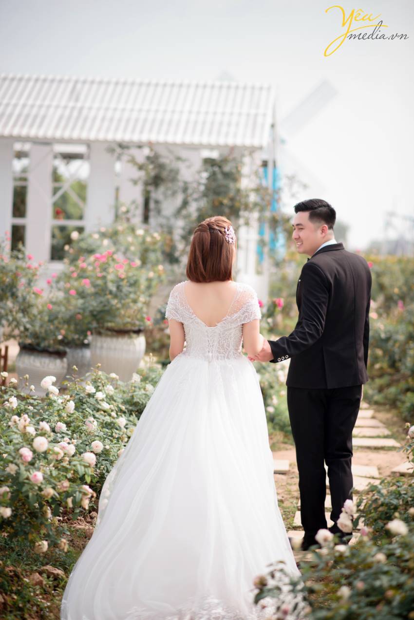 Chính vì vẻ đẹp thơ mộng mà giản dị này của thảo nguyên hoa Thạch Cầu, cặp đôi chú rể Tòng - cô dâu Thanh của Yêu Media đã quyết định lựa chọn địa điểm này làm phim trường chụp ảnh cho bộ hình cưới ý nghĩa của cuộc đời mình. 