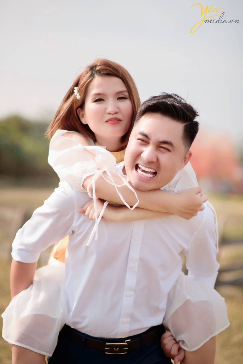 Chính vì vẻ đẹp thơ mộng mà giản dị này của thảo nguyên hoa Thạch Cầu, cặp đôi chú rể Tòng - cô dâu Thanh của Yêu Media đã quyết định lựa chọn địa điểm này làm phim trường chụp ảnh cho bộ hình cưới ý nghĩa của cuộc đời mình. 