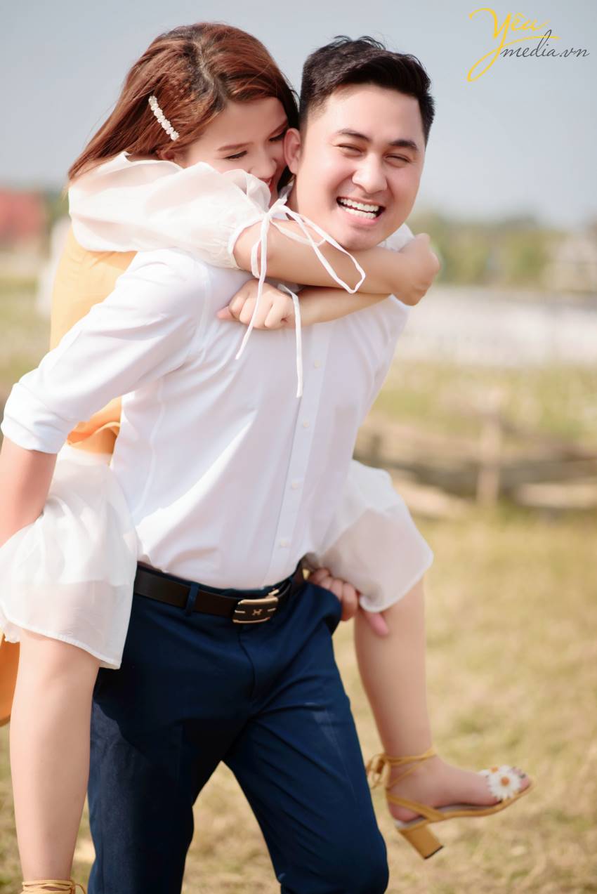Chính vì vẻ đẹp thơ mộng mà giản dị này của thảo nguyên hoa Thạch Cầu, cặp đôi chú rể Tòng - cô dâu Thanh của Yêu Media đã quyết định lựa chọn địa điểm này làm phim trường chụp ảnh cho bộ hình cưới ý nghĩa của cuộc đời mình. 