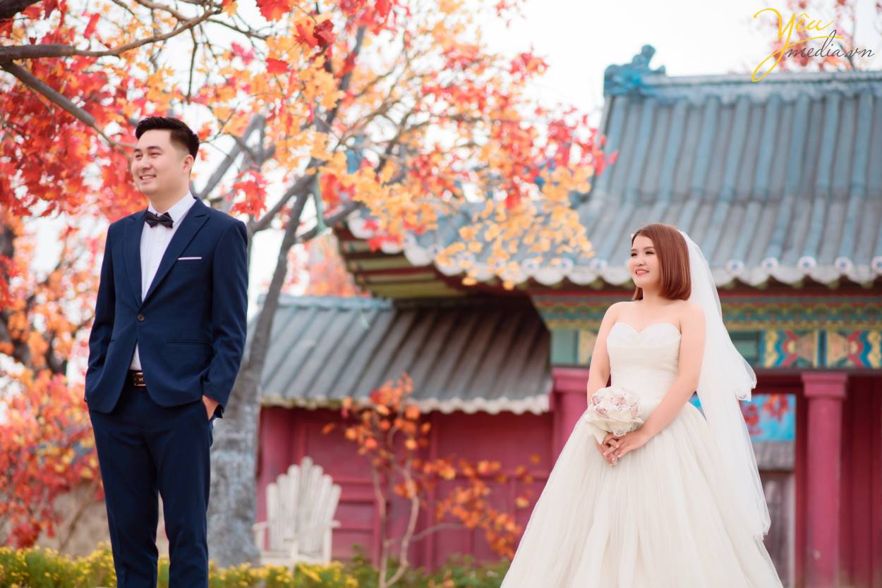 Chính vì vẻ đẹp thơ mộng mà giản dị này của thảo nguyên hoa Thạch Cầu, cặp đôi chú rể Tòng - cô dâu Thanh của Yêu Media đã quyết định lựa chọn địa điểm này làm phim trường chụp ảnh cho bộ hình cưới ý nghĩa của cuộc đời mình. 