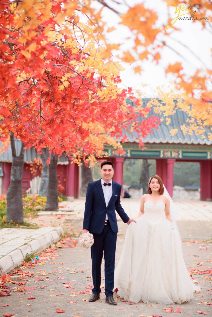 Chính vì vẻ đẹp thơ mộng mà giản dị này của thảo nguyên hoa Thạch Cầu, cặp đôi chú rể Tòng - cô dâu Thanh của Yêu Media đã quyết định lựa chọn địa điểm này làm phim trường chụp ảnh cho bộ hình cưới ý nghĩa của cuộc đời mình. 
