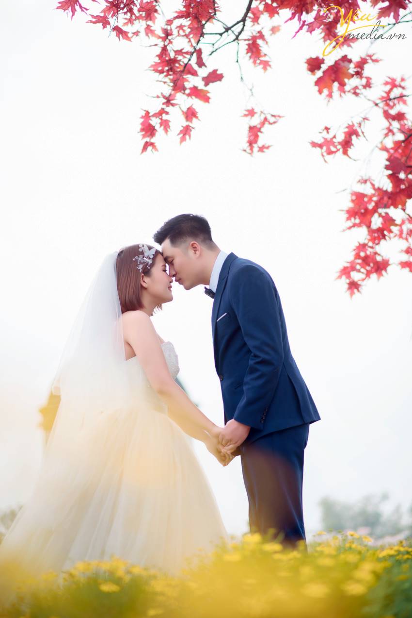 Chính vì vẻ đẹp thơ mộng mà giản dị này của thảo nguyên hoa Thạch Cầu, cặp đôi chú rể Tòng - cô dâu Thanh của Yêu Media đã quyết định lựa chọn địa điểm này làm phim trường chụp ảnh cho bộ hình cưới ý nghĩa của cuộc đời mình. 