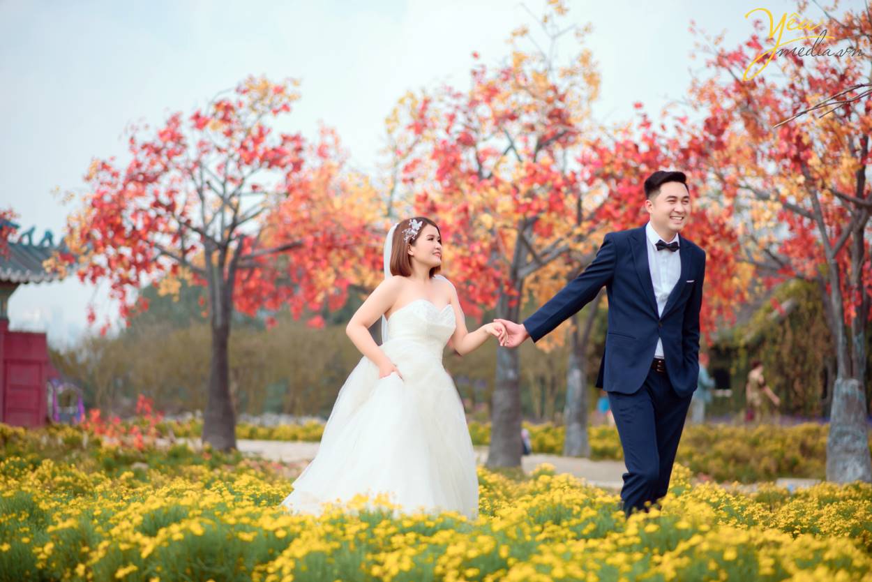 Chính vì vẻ đẹp thơ mộng mà giản dị này của thảo nguyên hoa Thạch Cầu, cặp đôi chú rể Tòng - cô dâu Thanh của Yêu Media đã quyết định lựa chọn địa điểm này làm phim trường chụp ảnh cho bộ hình cưới ý nghĩa của cuộc đời mình. 