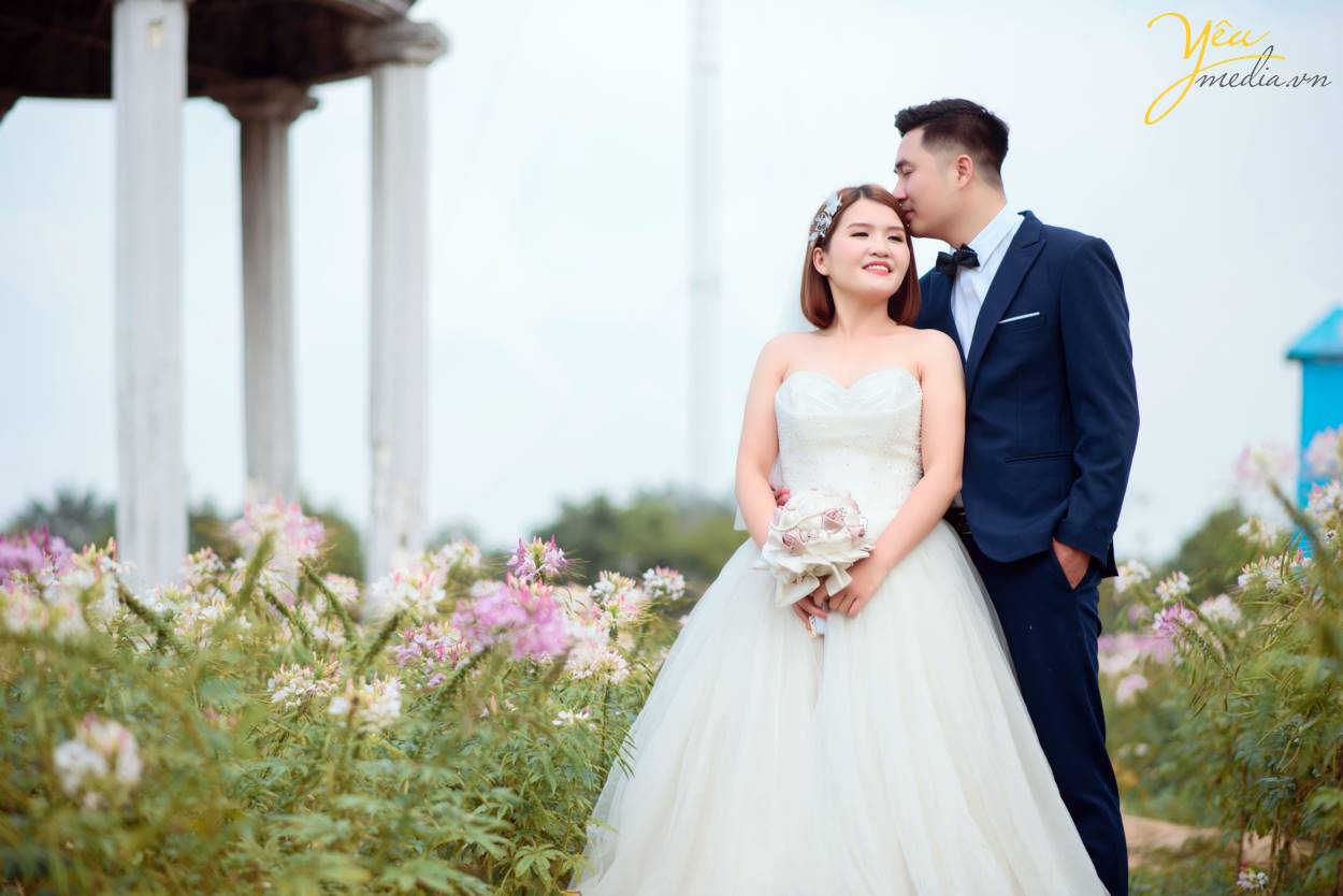 Chụp ảnh cưới album trọn gói nhiều quà tặng tại thảo nguyên hoa