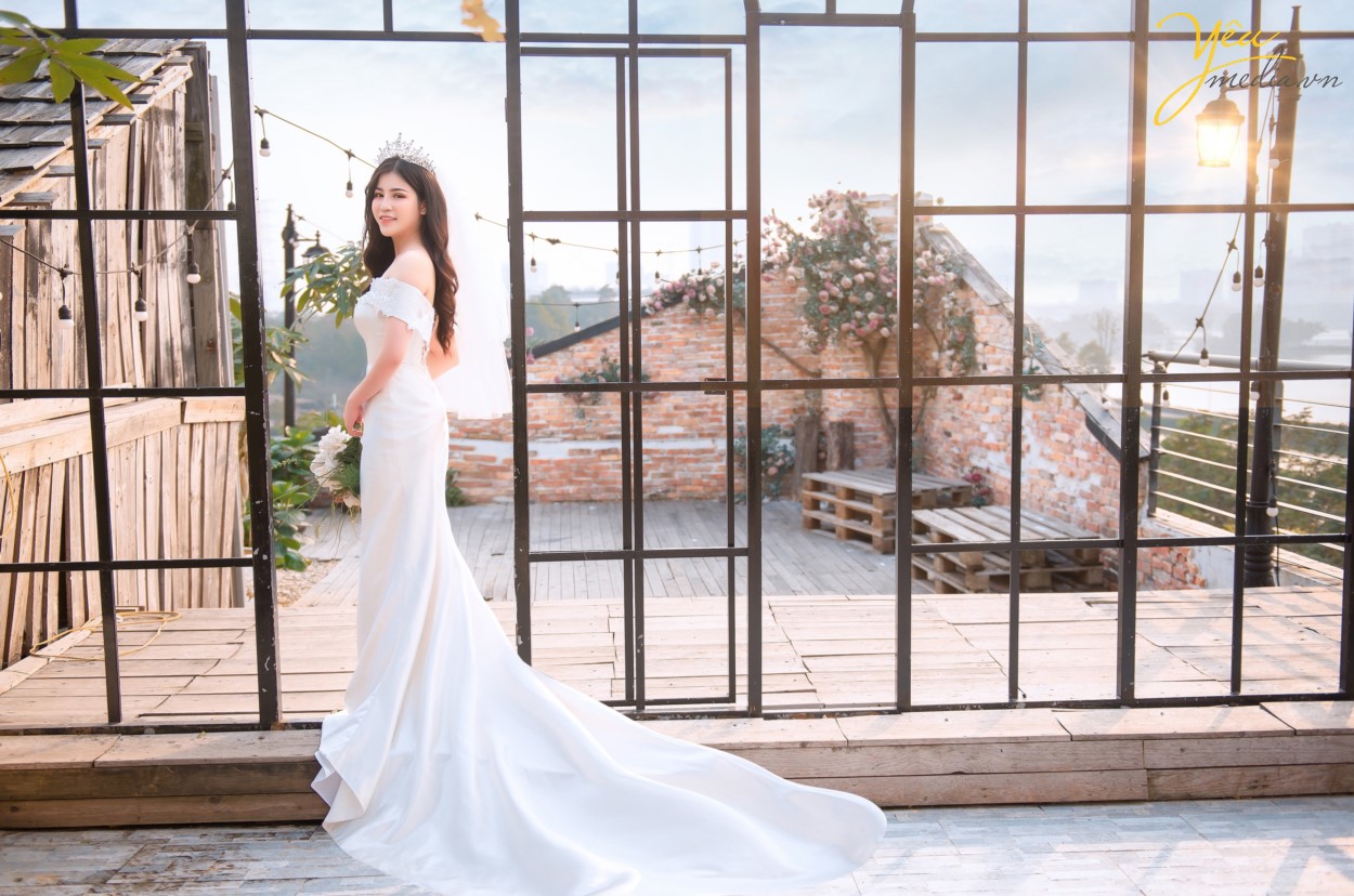 Đặc biệt phim trường Sanitori Park nằm ngay cạnh Công viên Yên Sở, một trong những địa điểm chụp ảnh cưới yêu thích của giới trẻ. Vì vậy, sau khi chụp ảnh cưới tại Sannitori, cô dâu chú rể có thể sang địa điểm chụp ảnh miễn phí là công viên Yên Sở để chụp những bức ảnh mang phong cách tự nhiên, lãng mạn.