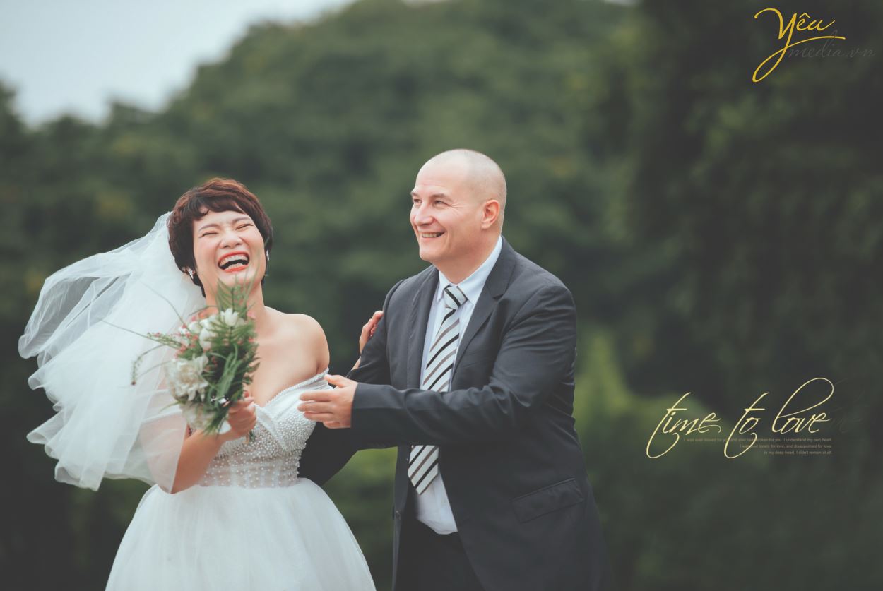 Ngoài địa điểm vườn nhãn Vĩnh Tuy, Yêu media còn tư vấn cho cặp đôi chú rể Alan (người nước ngoài) và cô dâu Phượng (người Việt) chụp hình tại khách sạn Metropole và phố cổ Tạ Hiền - Lương Ngọc Quyến - để ghi dấu ấn Hà Nội trong bộ ảnh cưới ý nghĩa của mình. 