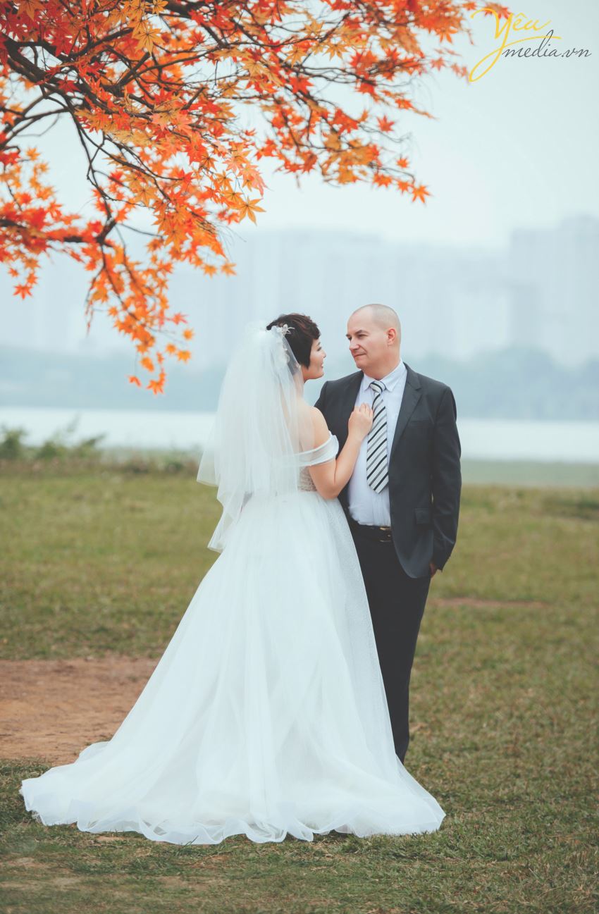 Ngoài địa điểm vườn nhãn Vĩnh Tuy, Yêu media còn tư vấn cho cặp đôi chú rể Alan (người nước ngoài) và cô dâu Phượng (người Việt) chụp hình tại khách sạn Metropole và phố cổ Tạ Hiền - Lương Ngọc Quyến - để ghi dấu ấn Hà Nội trong bộ ảnh cưới ý nghĩa của mình. 