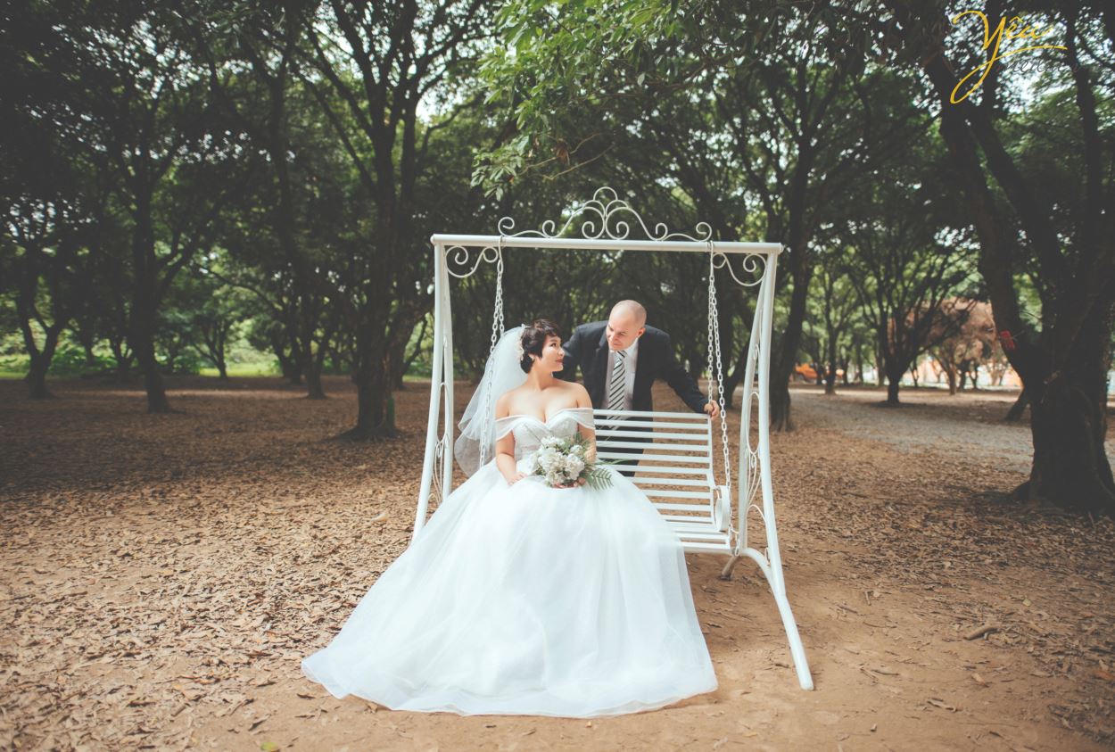 Ngoài địa điểm vườn nhãn Vĩnh Tuy, Yêu media còn tư vấn cho cặp đôi chú rể Alan (người nước ngoài) và cô dâu Phượng (người Việt) chụp hình tại khách sạn Metropole và phố cổ Tạ Hiền - Lương Ngọc Quyến - để ghi dấu ấn Hà Nội trong bộ ảnh cưới ý nghĩa của mình. 