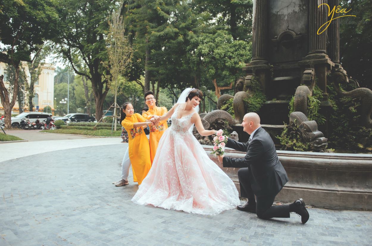 Ngoài địa điểm vườn nhãn Vĩnh Tuy, Yêu media còn tư vấn cho cặp đôi chú rể Alan (người nước ngoài) và cô dâu Phượng (người Việt) chụp hình tại khách sạn Metropole và phố cổ Tạ Hiền - Lương Ngọc Quyến - để ghi dấu ấn Hà Nội trong bộ ảnh cưới ý nghĩa của mình. 