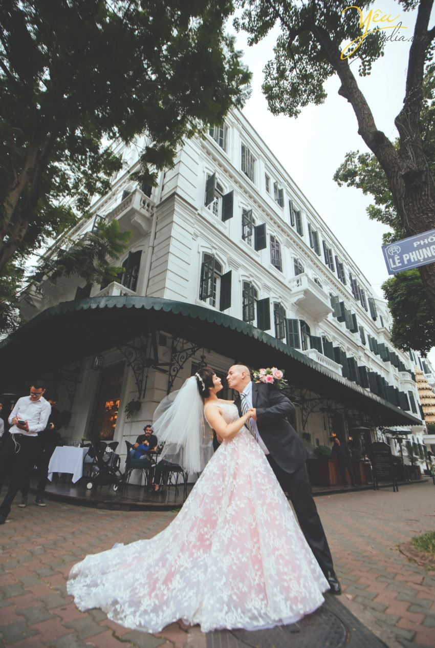 Ngoài địa điểm vườn nhãn Vĩnh Tuy, Yêu media còn tư vấn cho cặp đôi chú rể Alan (người nước ngoài) và cô dâu Phượng (người Việt) chụp hình tại khách sạn Metropole và phố cổ Tạ Hiền - Lương Ngọc Quyến - để ghi dấu ấn Hà Nội trong bộ ảnh cưới ý nghĩa của mình. 