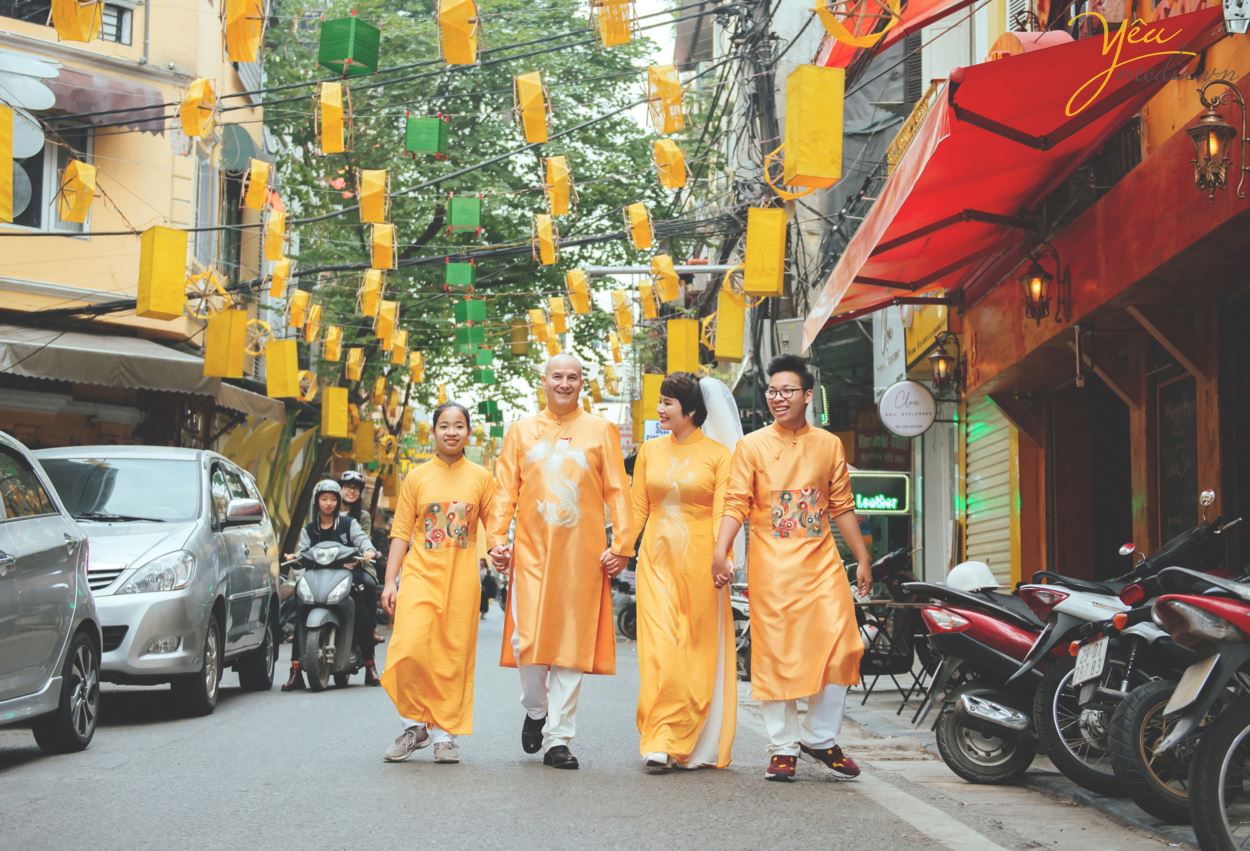 Ngoài địa điểm vườn nhãn Vĩnh Tuy, Yêu media còn tư vấn cho cặp đôi chú rể Alan (người nước ngoài) và cô dâu Phượng (người Việt) chụp hình tại khách sạn Metropole và phố cổ Tạ Hiền - Lương Ngọc Quyến - để ghi dấu ấn Hà Nội trong bộ ảnh cưới ý nghĩa của mình.