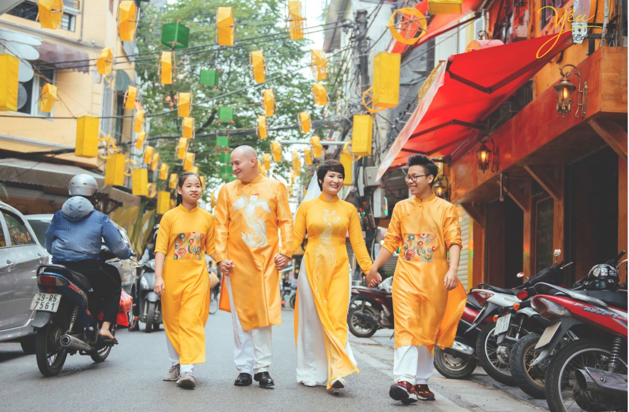 Ngoài địa điểm vườn nhãn Vĩnh Tuy, Yêu media còn tư vấn cho cặp đôi chú rể Alan (người nước ngoài) và cô dâu Phượng (người Việt) chụp hình tại khách sạn Metropole và phố cổ Tạ Hiền - Lương Ngọc Quyến - để ghi dấu ấn Hà Nội trong bộ ảnh cưới ý nghĩa của mình. 