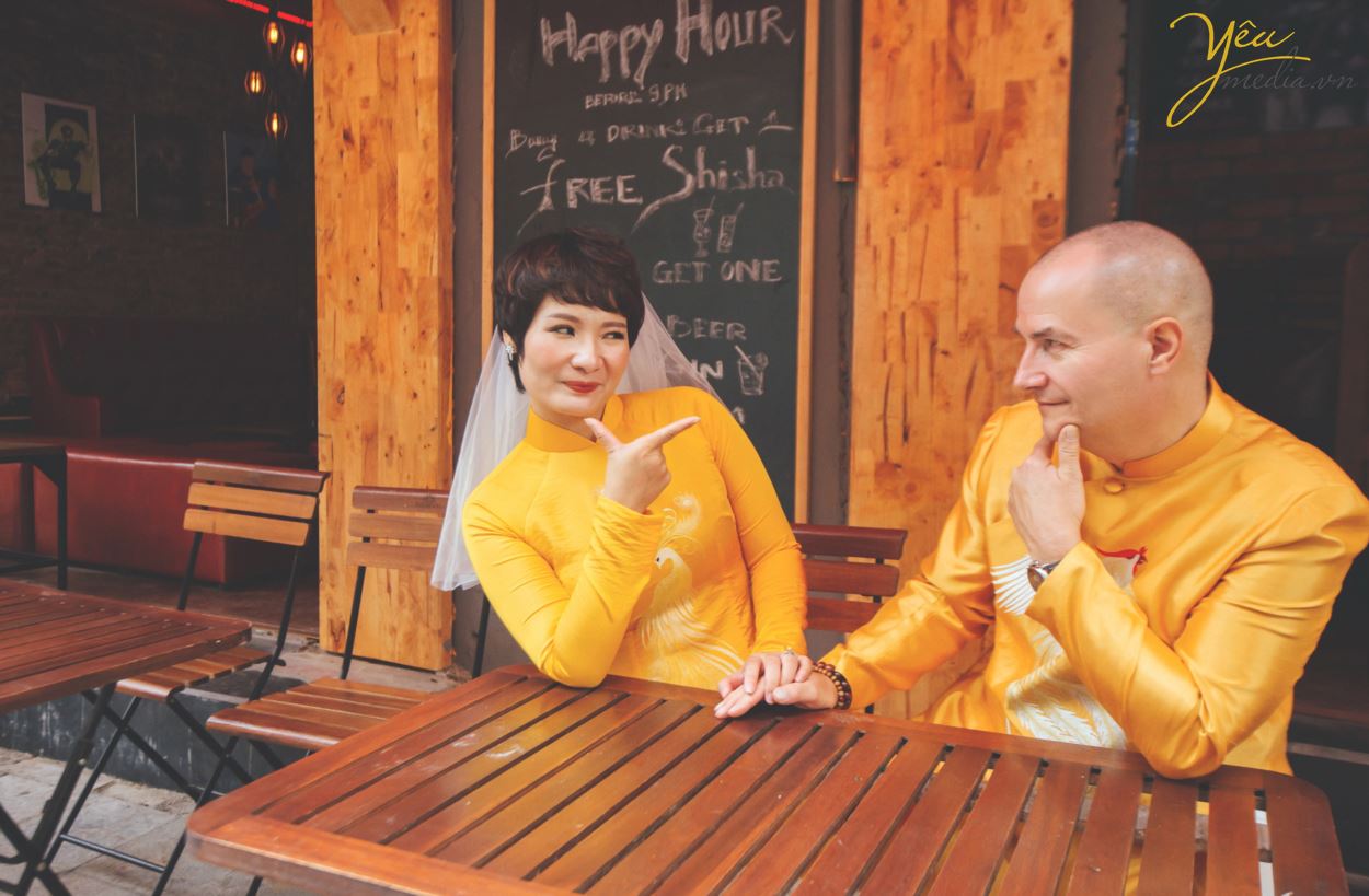Ngoài địa điểm vườn nhãn Vĩnh Tuy, Yêu media còn tư vấn cho cặp đôi chú rể Alan (người nước ngoài) và cô dâu Phượng (người Việt) chụp hình tại khách sạn Metropole và phố cổ Tạ Hiền - Lương Ngọc Quyến - để ghi dấu ấn Hà Nội trong bộ ảnh cưới ý nghĩa của mình. 