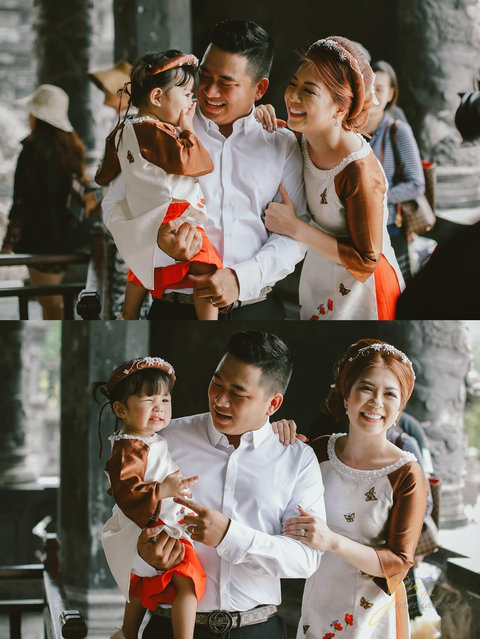 ảnh kỷ niệm cưới bố mẹ cười hạnh phúc bế con gái nhỏ