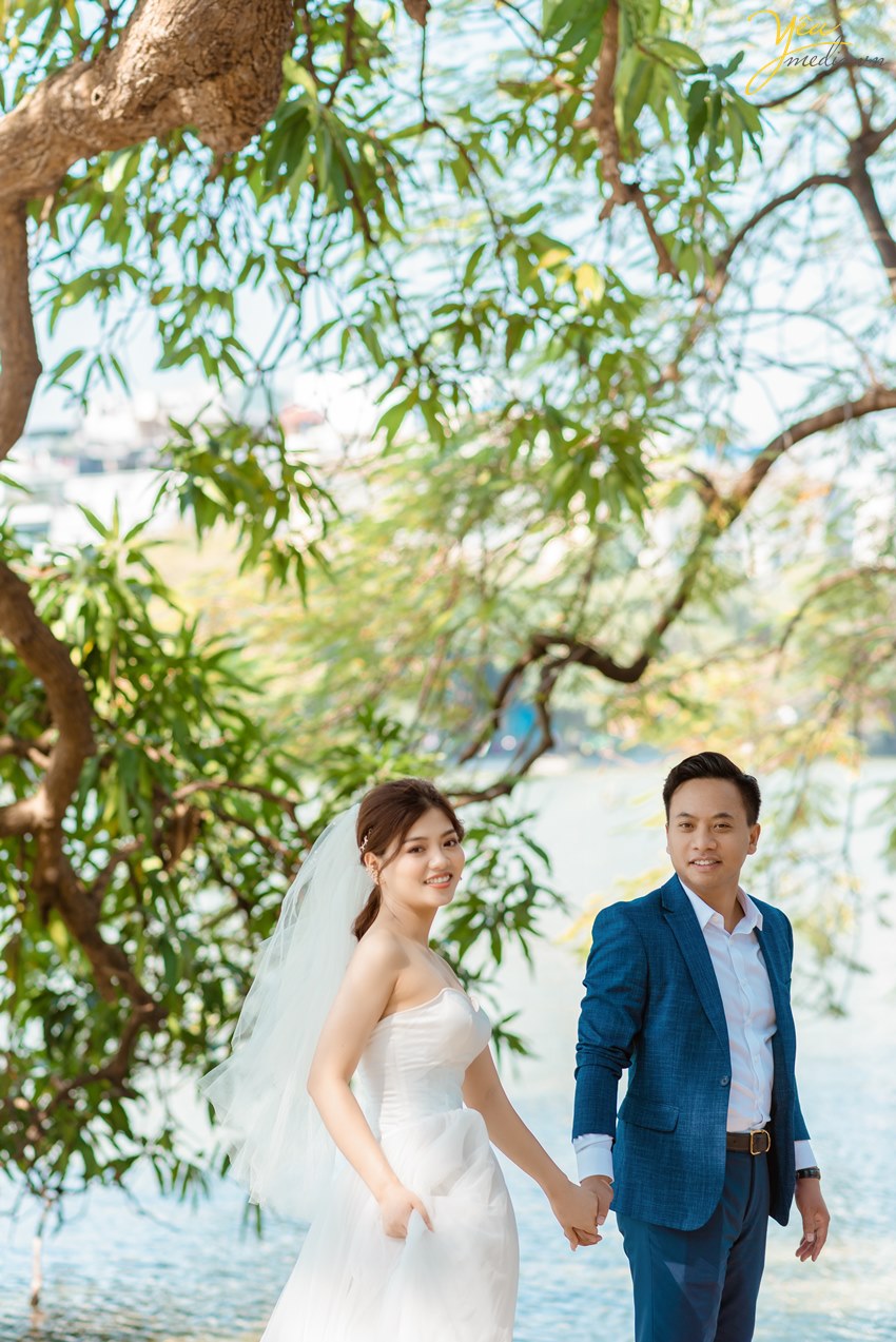 Ảnh cưới đẹp chụp trong studio sang trọng đơn giản và phố phường HN: đôi Dũng - Tâm