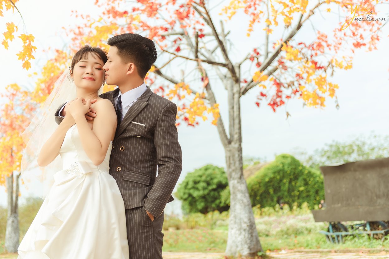 Album hình cưới chụp tại thảo nguyên hoa Long Biên thơ mộng Hà Nội