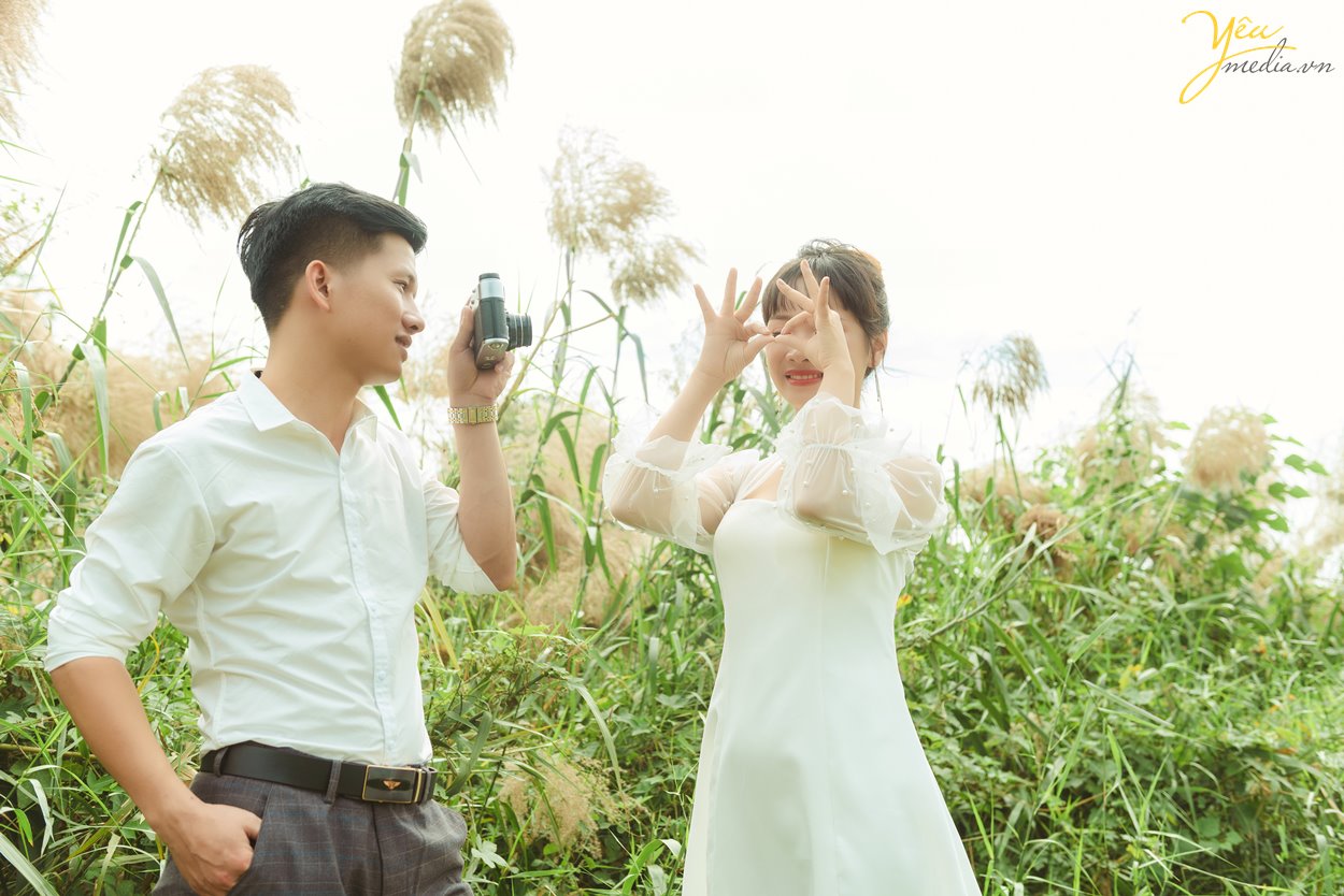 Album hình cưới chụp tại thảo nguyên hoa Long Biên thơ mộng Hà Nội