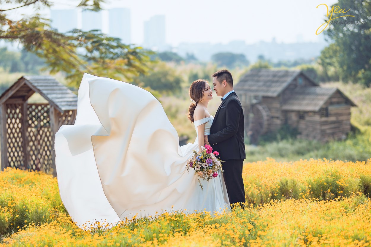 Chụp ảnh cưới album trọn gói nhiều quà tặng tại thảo nguyên hoa