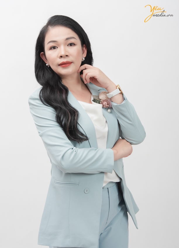 Ảnh chụp nữ doanh nhân tại studio - chị Hạnh