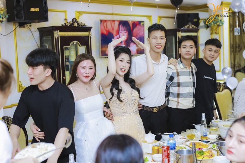 Ảnh chụp ngày sinh nhật bạn Trinh