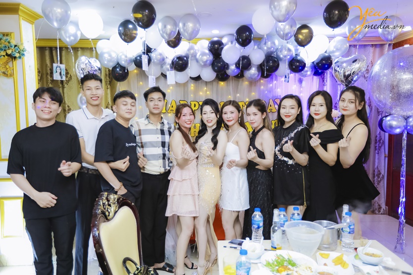 Ảnh chụp ngày sinh nhật bạn Trinh