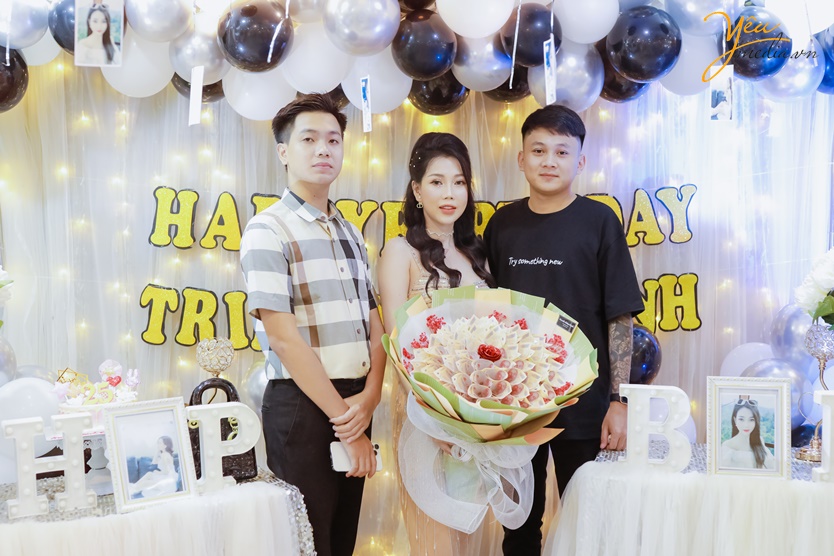 Ảnh chụp ngày sinh nhật bạn Trinh