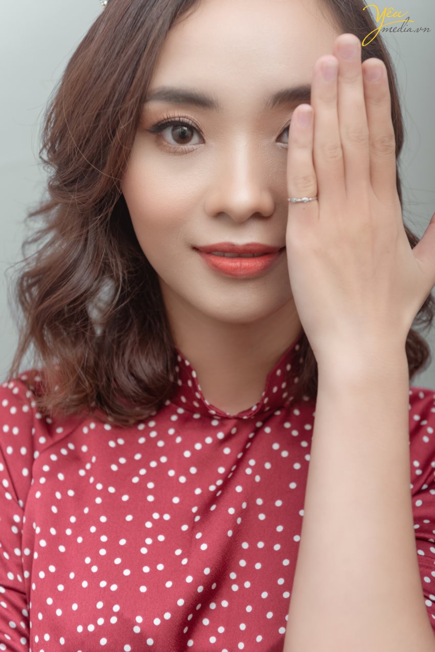Chụp ảnh chân dung thời trang trong studio với phông nền đơn giản - sang trọng tại Hà Nội