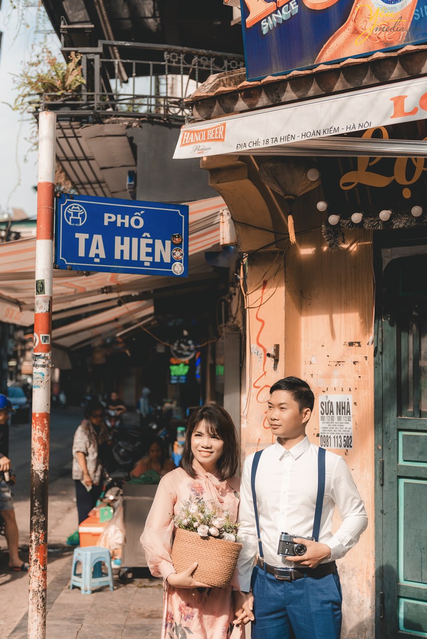 Ảnh cưới đẹp chụp ở phố phường Hà Nội và phim trường Santorini Park: đôi Nghĩa - Yến