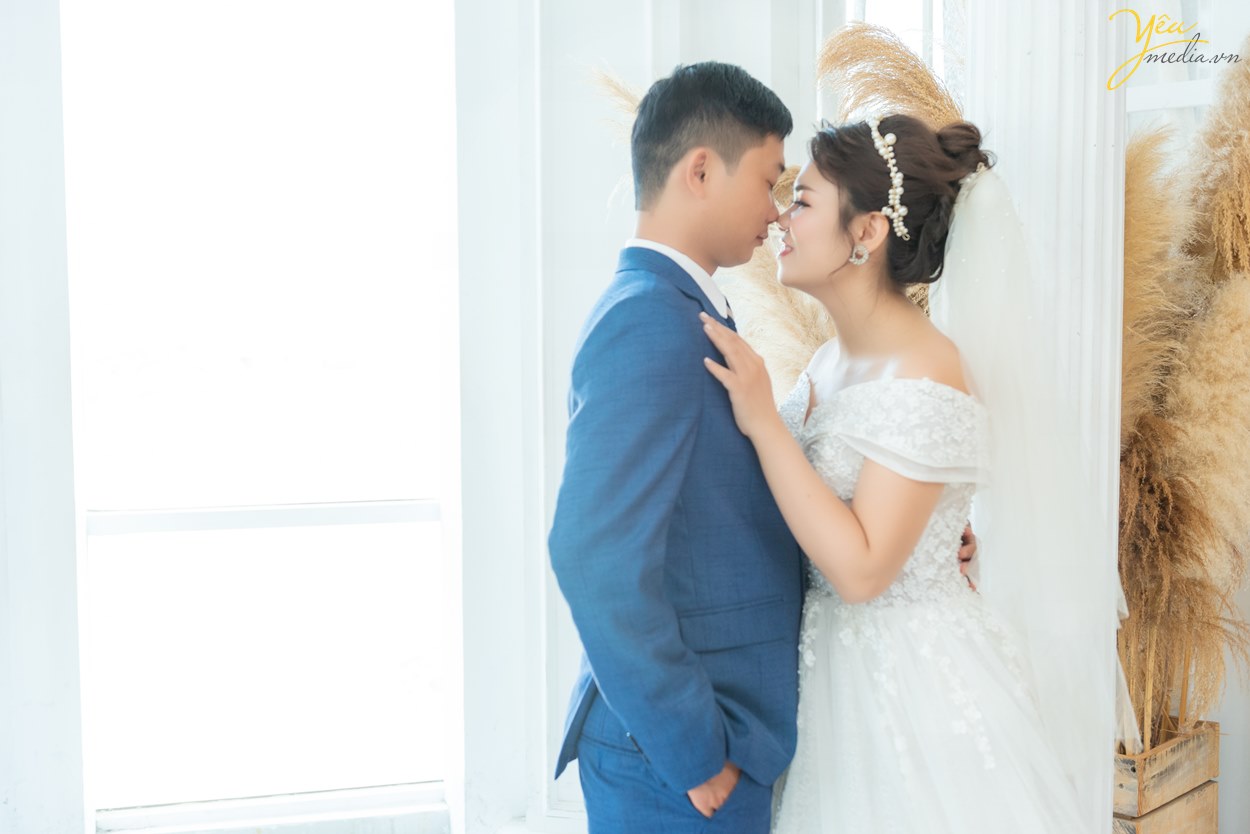 Ảnh cưới đẹp chụp ở phố phường Hà Nội và phim trường Santorini Park: đôi Nghĩa - Yến