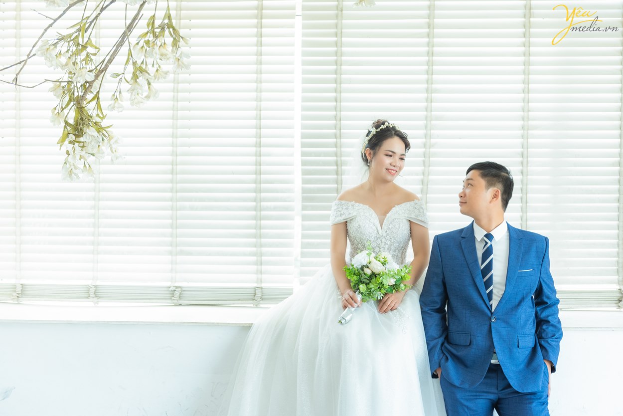 Ảnh cưới đẹp chụp ở phố phường Hà Nội và phim trường Santorini Park: đôi Nghĩa - Yến