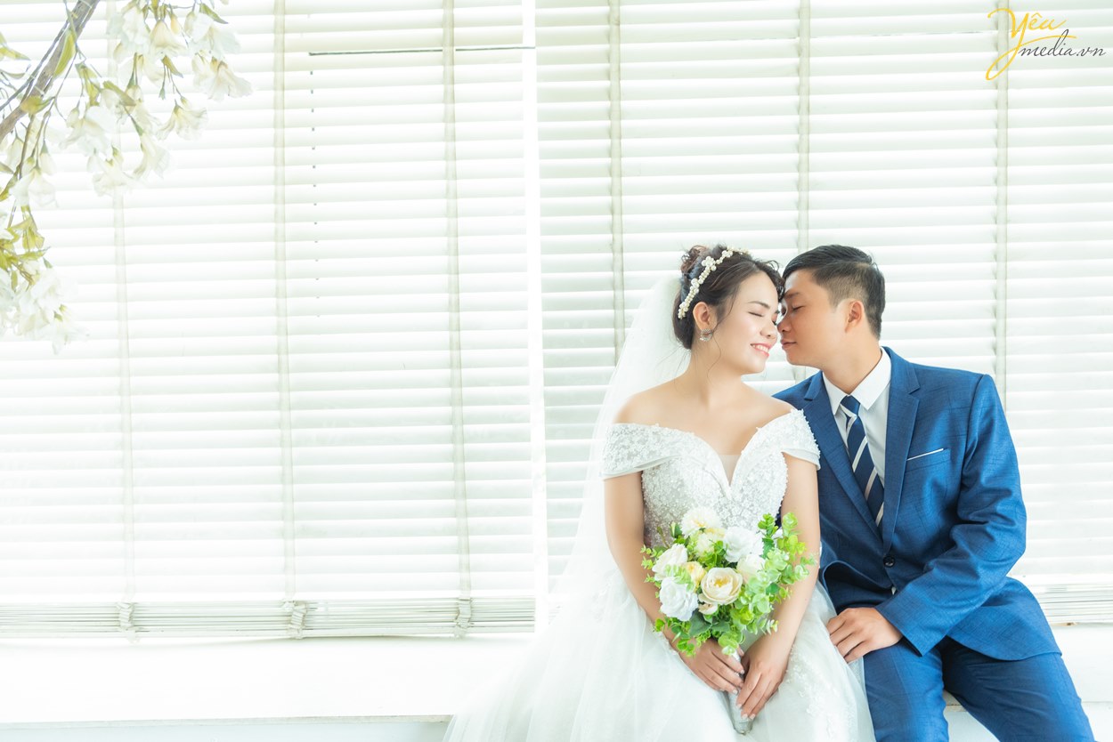 Ảnh cưới đẹp chụp ở phố phường Hà Nội và phim trường Santorini Park: đôi Nghĩa - Yến