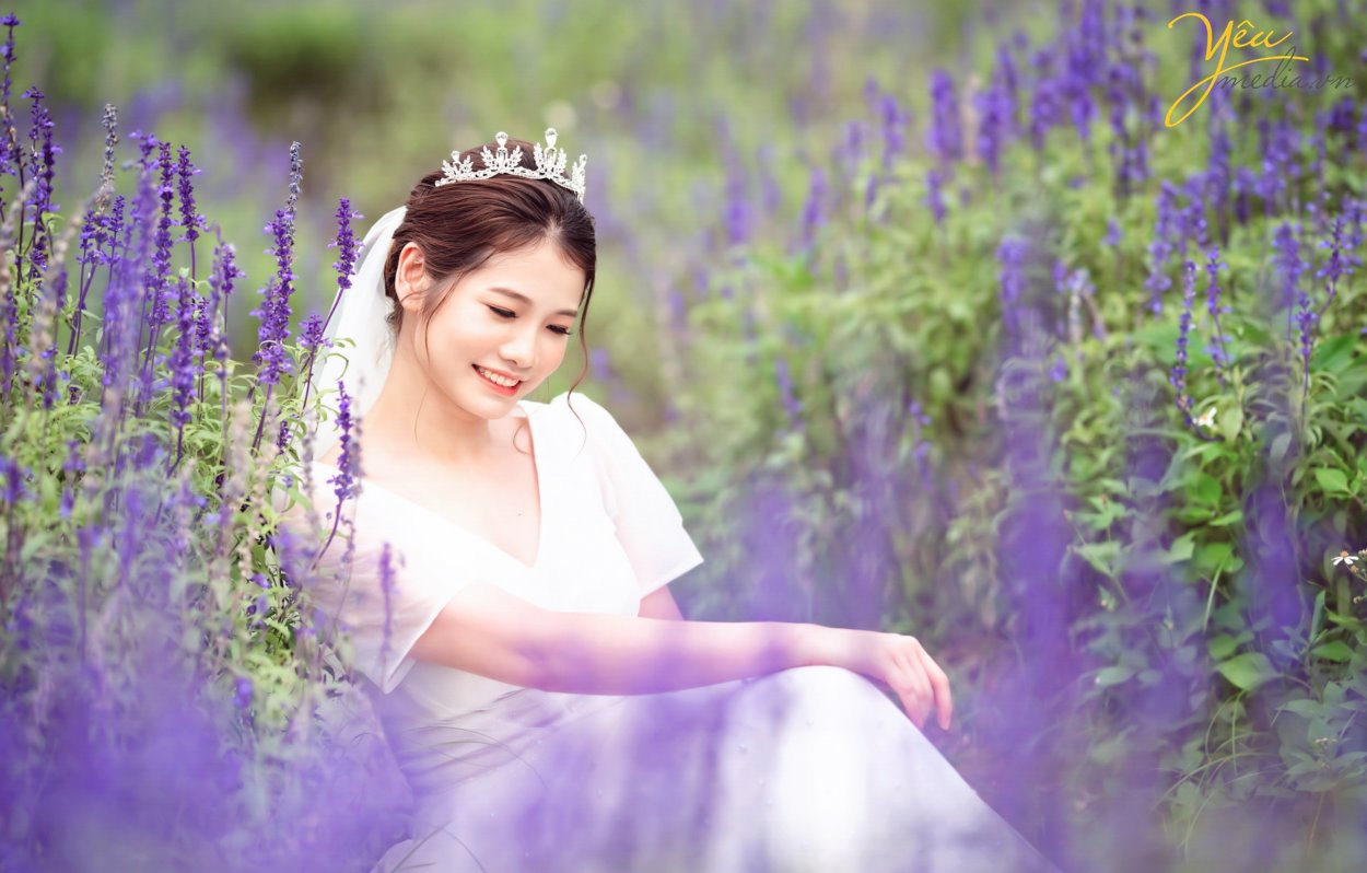 Thảo nguyên hoa Long Biên tấp nập khách vào dịp cuối tuần vì đang vào mùa cúc hoạ mi nở trắng. Hà Nội có rất nhiều địa điểm chụp hình, các phim trường xinh xắn trong đó chúng ta không thể không kể đến Thảo nguyên hoa Long Biên – một địa điểm mà chỉ cần xê dịch vài bước chân là bạn cũng có thể tìm được góc chụp hình đẹp mê mẩn rồi.