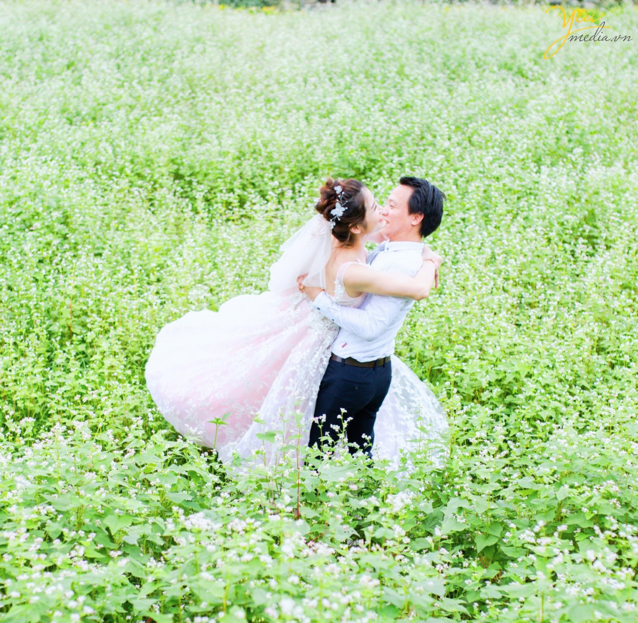 Thảo nguyên hoa Long Biên tấp nập khách vào dịp cuối tuần vì đang vào mùa cúc hoạ mi nở trắng. Hà Nội có rất nhiều địa điểm chụp hình, các phim trường xinh xắn trong đó chúng ta không thể không kể đến Thảo nguyên hoa Long Biên – một địa điểm mà chỉ cần xê dịch vài bước chân là bạn cũng có thể tìm được góc chụp hình đẹp mê mẩn rồi.