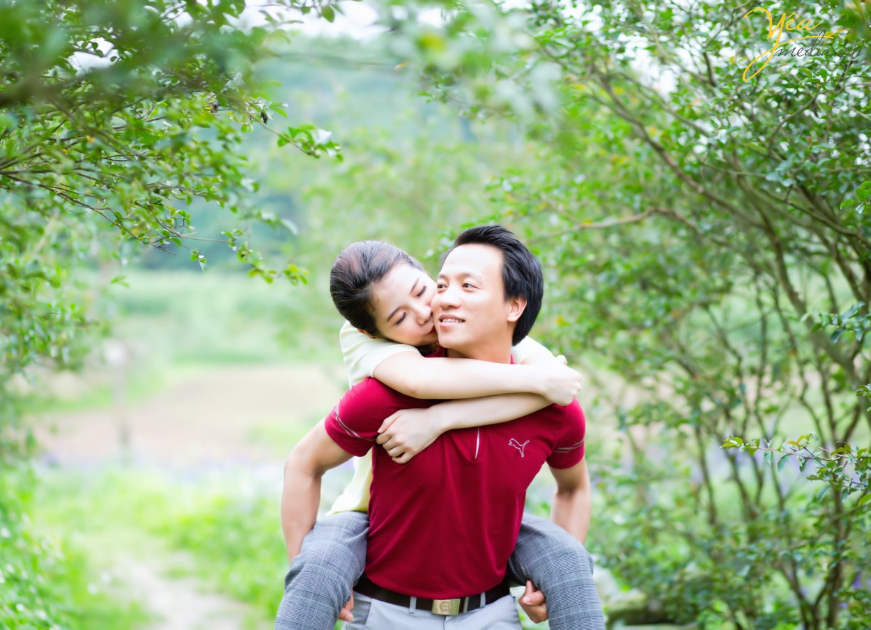 Thảo nguyên hoa Long Biên tấp nập khách vào dịp cuối tuần vì đang vào mùa cúc hoạ mi nở trắng. Hà Nội có rất nhiều địa điểm chụp hình, các phim trường xinh xắn trong đó chúng ta không thể không kể đến Thảo nguyên hoa Long Biên – một địa điểm mà chỉ cần xê dịch vài bước chân là bạn cũng có thể tìm được góc chụp hình đẹp mê mẩn rồi.