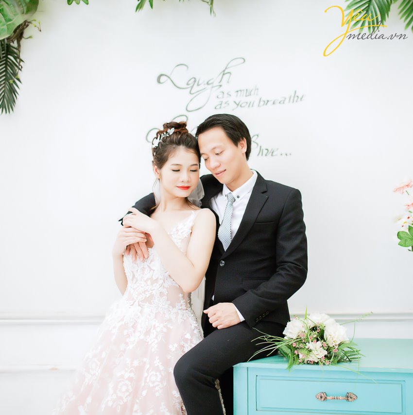 Thảo nguyên hoa Long Biên tấp nập khách vào dịp cuối tuần vì đang vào mùa cúc hoạ mi nở trắng. Hà Nội có rất nhiều địa điểm chụp hình, các phim trường xinh xắn trong đó chúng ta không thể không kể đến Thảo nguyên hoa Long Biên – một địa điểm mà chỉ cần xê dịch vài bước chân là bạn cũng có thể tìm được góc chụp hình đẹp mê mẩn rồi.