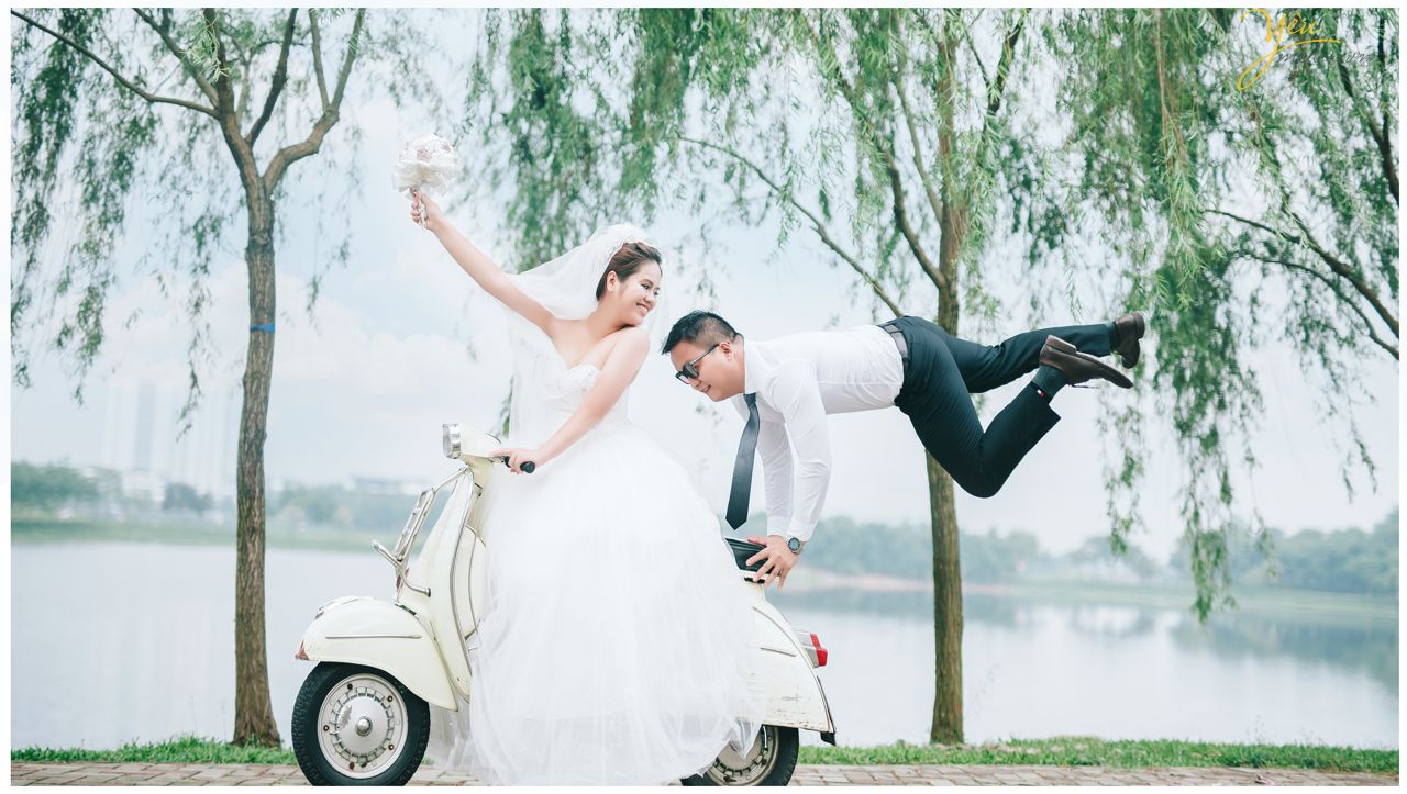 ảnh cưới đẹp cô dâu chú rể chụp cùng vespa