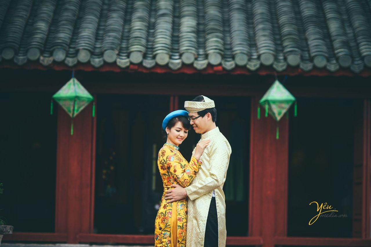 cô dâu chú rể ôm nhau tình tứ trong tà áo dài truyền thống