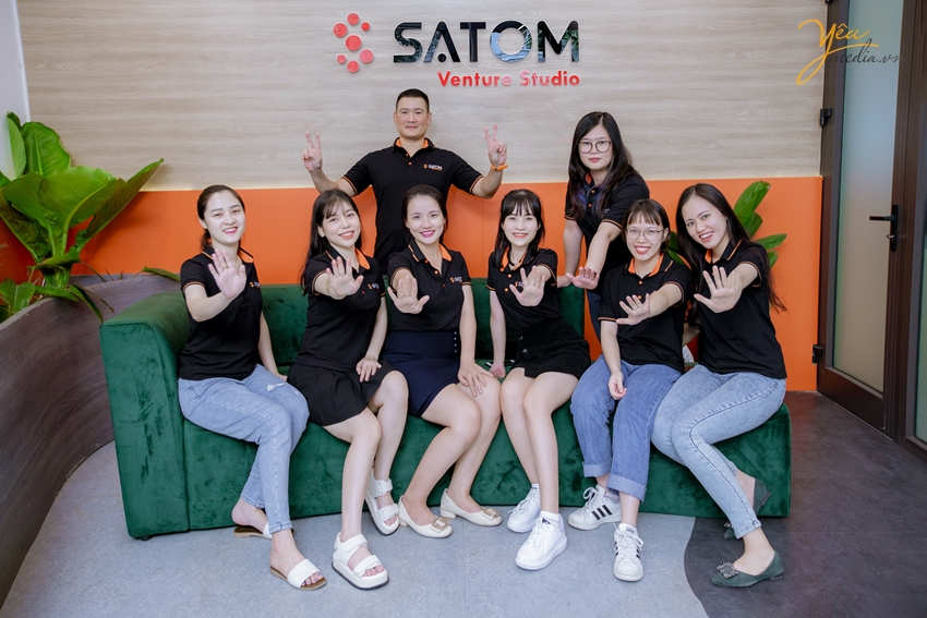 Bộ ảnh chụp cá nhân  và tập thể nhân viên công ty Satom đầy sự trẻ trung và nhiệt huyết của tuổi trẻ