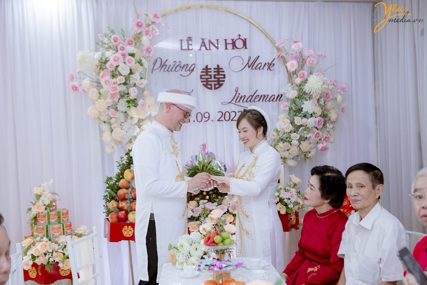 Nhìn lại hình ảnh lễ ăn hỏi của cô dâu Phương Thảo - chú rể Mark Lindeman.