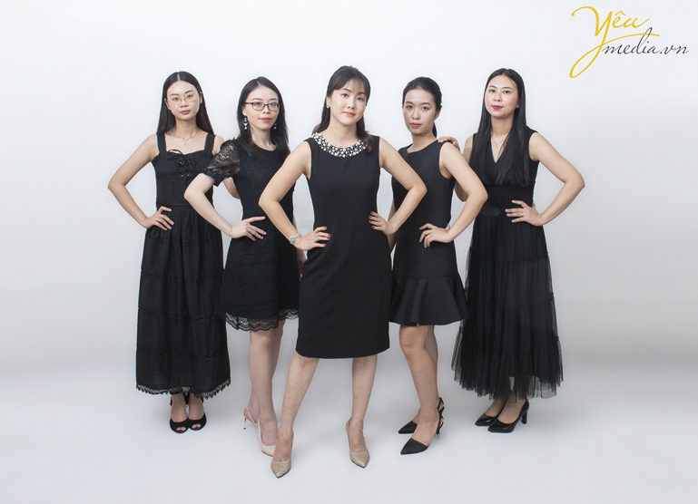 Ảnh chụp profile của team Rudicaf trong studio