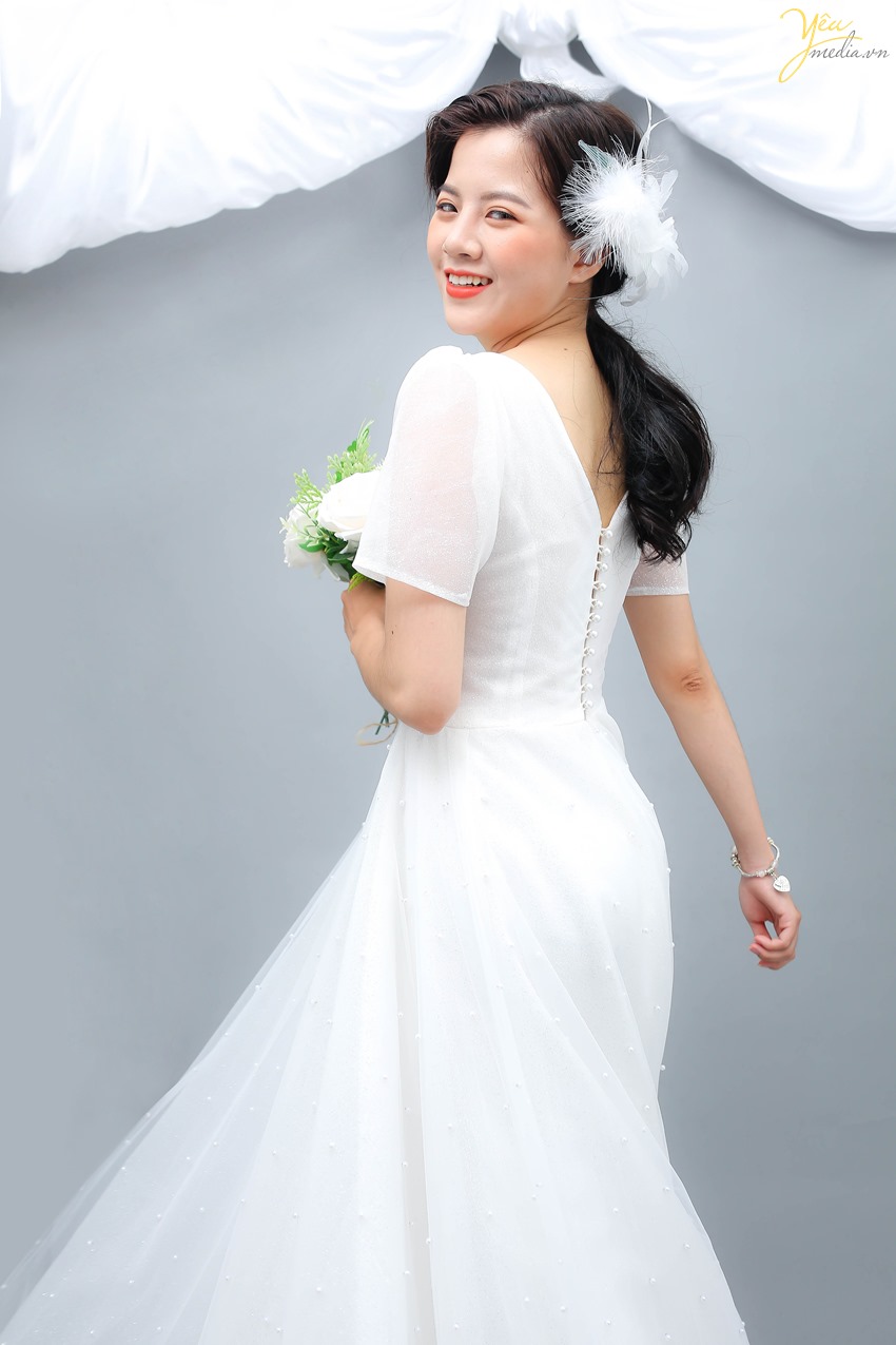 Váy cưới Magnolia nhỏ gọn, nhẹ nhàng. Với kiểu váy cưới này, cô dâu nên kết hợp hoa trắng cài đầu giữ được nét thanh lịch, nhẹ nhàng.