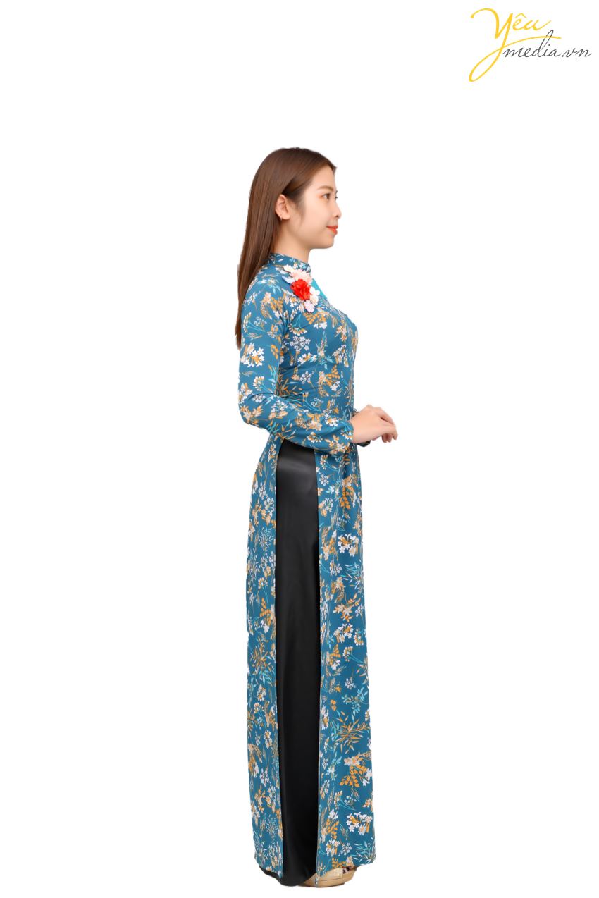 Mẫu áo dài 72 là một kiểu dáng áo cách tân với màu xanh lam truyền thống xen lẫn hoa vàng và hoa trắng - nhưng lại có phần ren nhẹ phía trước, và nơ đỏ-hồng ở phía trên thân - khiến cho bộ áo dài hấp dẫn và thu hút hơn sự nhàm chán thông thường. 