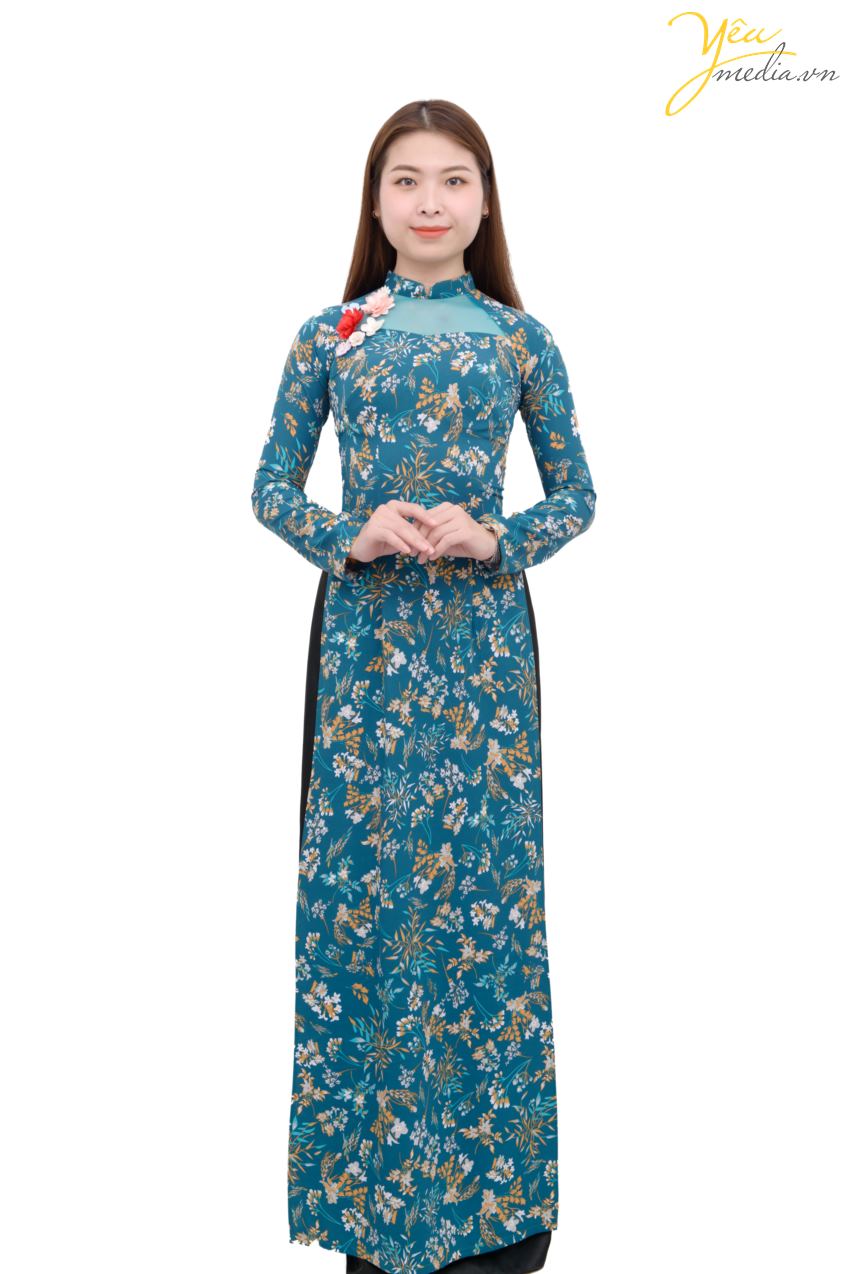 Mẫu áo dài 72 là một kiểu dáng áo cách tân với màu xanh lam truyền thống xen lẫn hoa vàng và hoa trắng - nhưng lại có phần ren nhẹ phía trước, và nơ đỏ-hồng ở phía trên thân - khiến cho bộ áo dài hấp dẫn và thu hút hơn sự nhàm chán thông thường. 