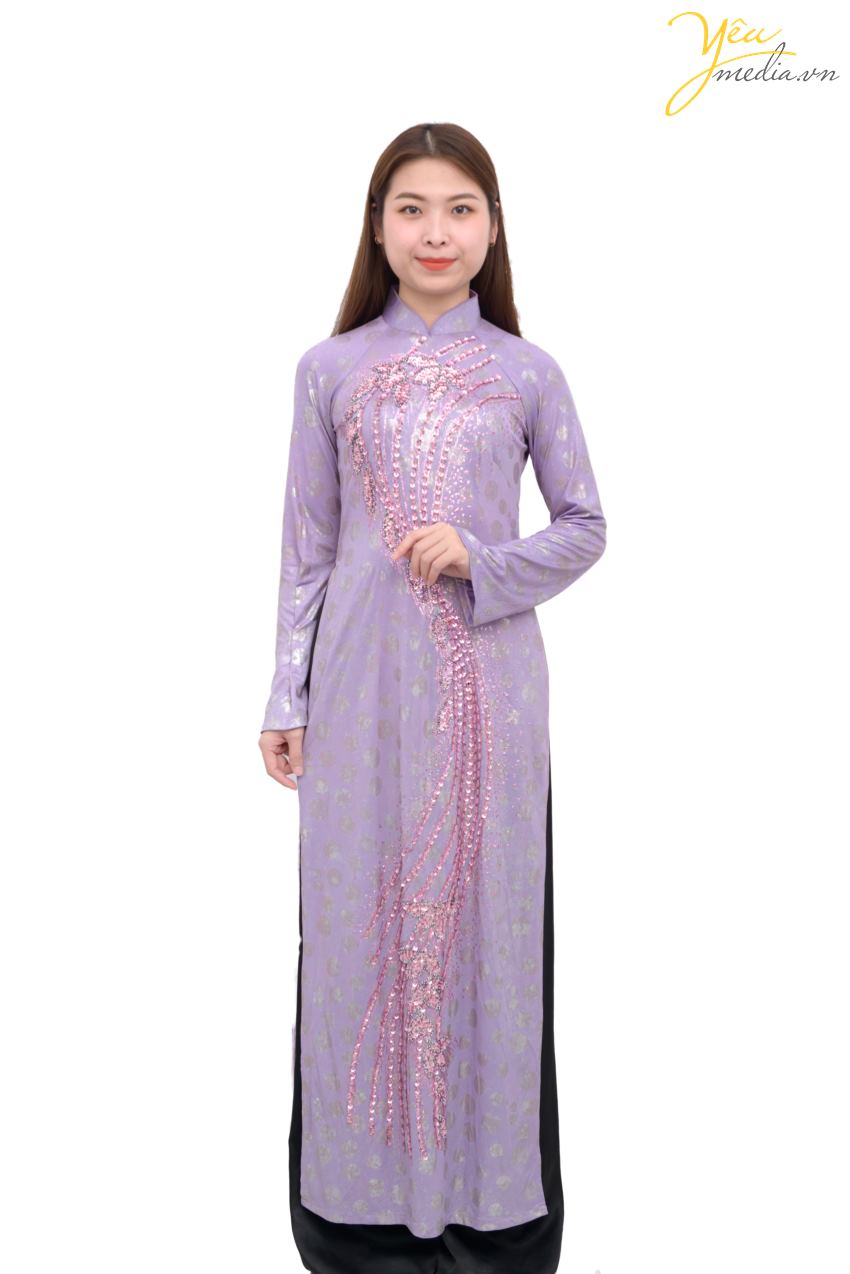 Áo dài 73 là mẫu áo dài hoàn toàn truyền thống -  với màu tím mộng mơ, tượng trưng cho sự trung thành - chung thủy trong các mối quan hệ. Đây là gam màu đằm thắm và được rất nhiều các bà, các mẹ, các cô lựa chọn trong dịp đặc biệt. 