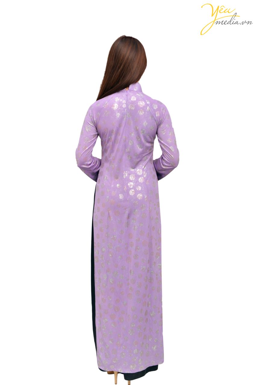 Áo dài 73 là mẫu áo dài hoàn toàn truyền thống -  với màu tím mộng mơ, tượng trưng cho sự trung thành - chung thủy trong các mối quan hệ. Đây là gam màu đằm thắm và được rất nhiều các bà, các mẹ, các cô lựa chọn trong dịp đặc biệt. 