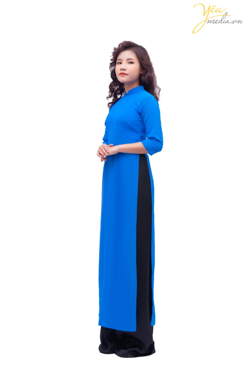 Áo dài 69 với màu xanh dương đậm truyền thống là sự lựa chọn khi dự các bữa tiệc đơn giản, là sự nền nã khi diện tại bộ ảnh cưới truyền thống với các cô dâu yêu thích style basic. 