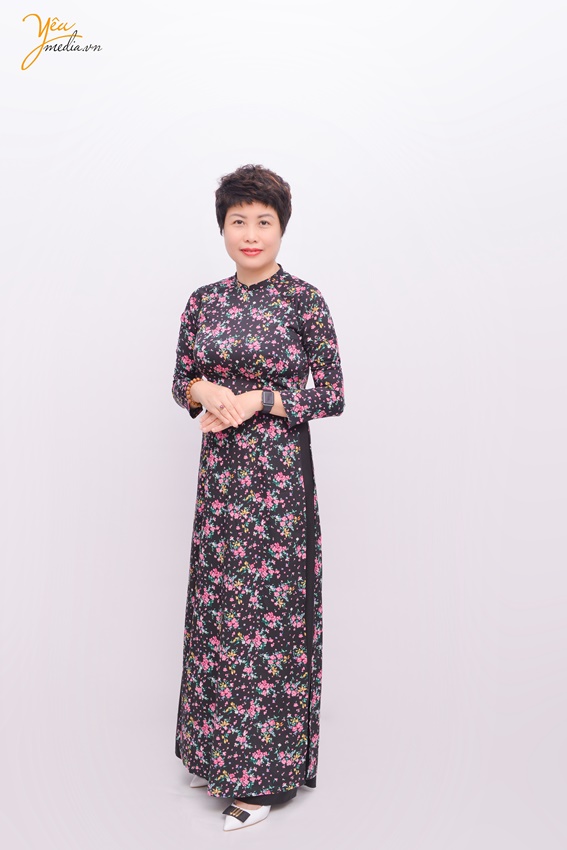 Chụp ảnh áo dài Tết cho nhân viên công ty trong studio