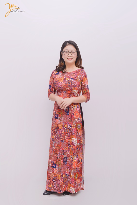 Chụp ảnh áo dài Tết cho nhân viên công ty trong studio