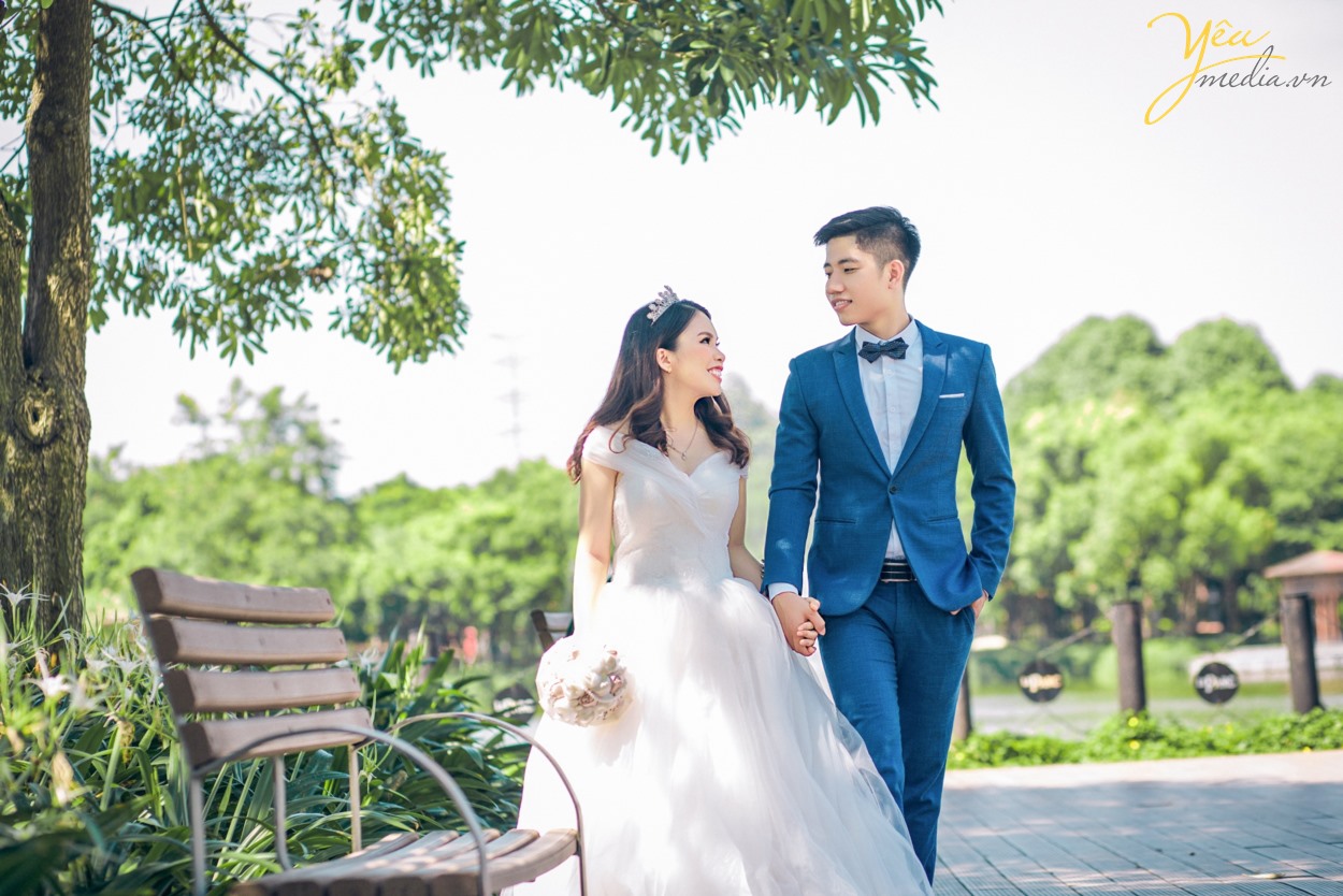 Bạn đã biết những những bí quyết chụp ảnh cưới Hà Nội giá rẻ mà đẹp chưa? Làm thế nào để có được một bộ album ảnh cưới đẹp, chi phí thấp mà vẫn đảm bảo yếu tố thẩm mỹ?  Mỗi khi đến mùa chụp ảnh cưới, các cô dâu chú rể lại băn khoăn không biết nên lựa chọn địa chỉ nào uy tín để có được những sản phẩm ưng ý nhất. Đặc biệt là khi ở Hà Nội đang có quá nhiều studio ảnh viện áo cưới mọc lên như nấm.   Đừng bao giờ “nước đến chân mới nhảy”, chuẩn bị cho việc chụp ảnh cưới khi ngày cưới của bạn đã gần kề. Bởi như vậy, bạn sẽ không có thời gian để chuẩn bị hết tất cả những thứ cần thiết để có thể có được một buổi chụp ảnh cưới suôn sẻ nhất.  Một buổi chụp ảnh cưới cần phải được thực hiện bởi rất nhiều công đoạn, từ chọn gói chụp cưới, chọn địa chỉ uy tín, chọn váy cưới, chọn địa điểm chụp trong studio hay chụp ảnh cưới ngoại cảnh, chọn vest cho chú rể cho tới phong cách make up cho cô dâu… Bởi vậy, không chỉ trong một vài ngày mà bạn đã có thể hoàn thành xong tất cả. Do đó, nếu muốn có được album ảnh cưới Hà Nội đẹp và chất lượng nhất, bạn hãy dành ra thời gian khoảng 1 tháng trước ngày cưới để chuẩn bị nhé!